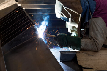 Gas metal arc welding (GMAW, MAG, MIG). MIG welding is a metal shielding gas welding process (GMAW) with inert gas, in which the light arc burns between a continuously fed melting wire electrode.
