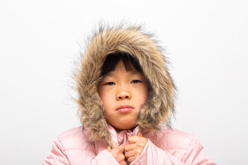 コートを着て寒く感じる可愛い子供