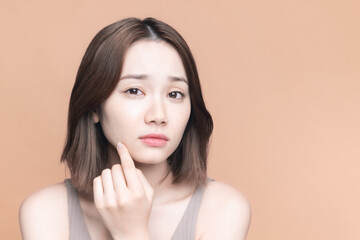 お肌を気にする女性　スキンケア　美容