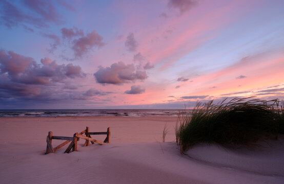 Fototapeta Krajobraz Morza Bałtyckiego,wschód słońca ,plaża w Kołobrzegu,Polska.