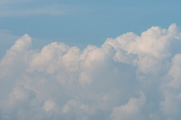 青空に浮かぶ雲