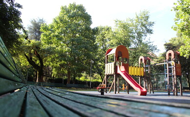 Area giochi per bambini nel parco in città - divertimento in estate