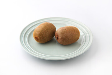 お皿にのせた キウイフルーツ 白背景 果物