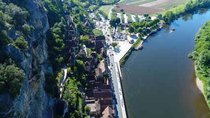 Fototapeta premium Village de la Roque-Gageac dans le Périgord en France vue du ciel