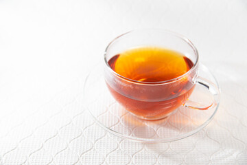 透明グラスに入ったノンカフェインのルイボスティー。