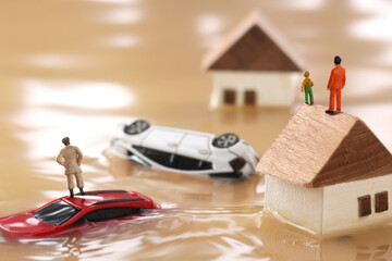 水害によって水浸しになった街と助けを求める人々のジオラマ