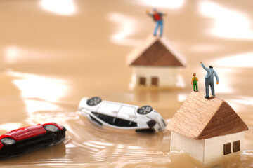 水害によって水浸しになった街と助けを求める人々のジオラマ