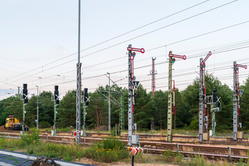 Die alten Formsignale haben bald ausgedient , die neuen Lichtsignale stehen bereits , sind aber...