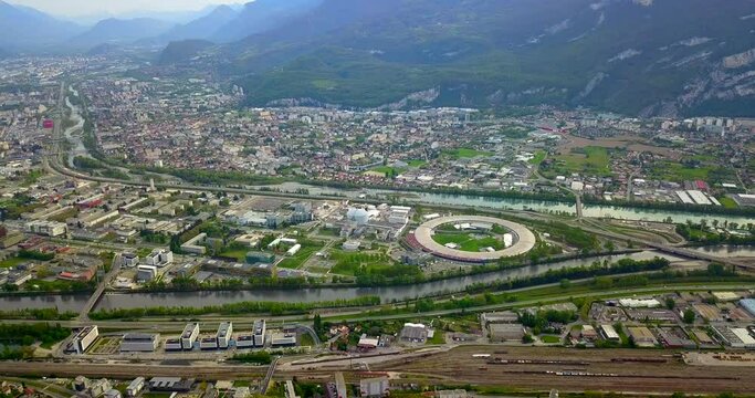 Panoramique  sur la presqu'ile de Grenoble avec un drone, sur le synchrotron
