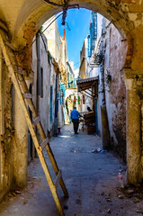 Männer in Altstadtgasse in Tunis