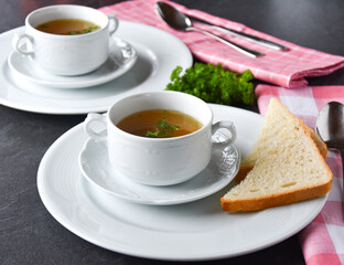 Kraftbrühe mit Brot
