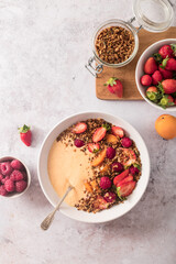 Petit déjeuner bol de smoothie fruits et granula fait maison