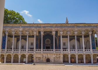 Obraz premium courtyard, exterior of Istanbul Archaeological Museum. Entry group. Porch. Steps. Columns of white marble. Empty museum, no visitors and tourists. Turkey, Istanbul, Sultanahmet.