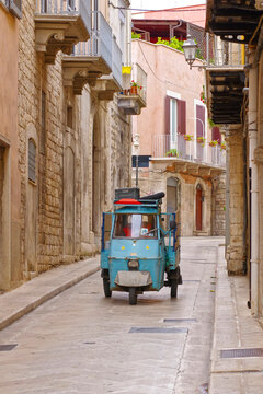 Piaggio Ape three-wheeler in narrow old town street, Bari Vecchia, Apulia, Puglia, Italy, Italia, Italie, Adriatic Sea, Europe