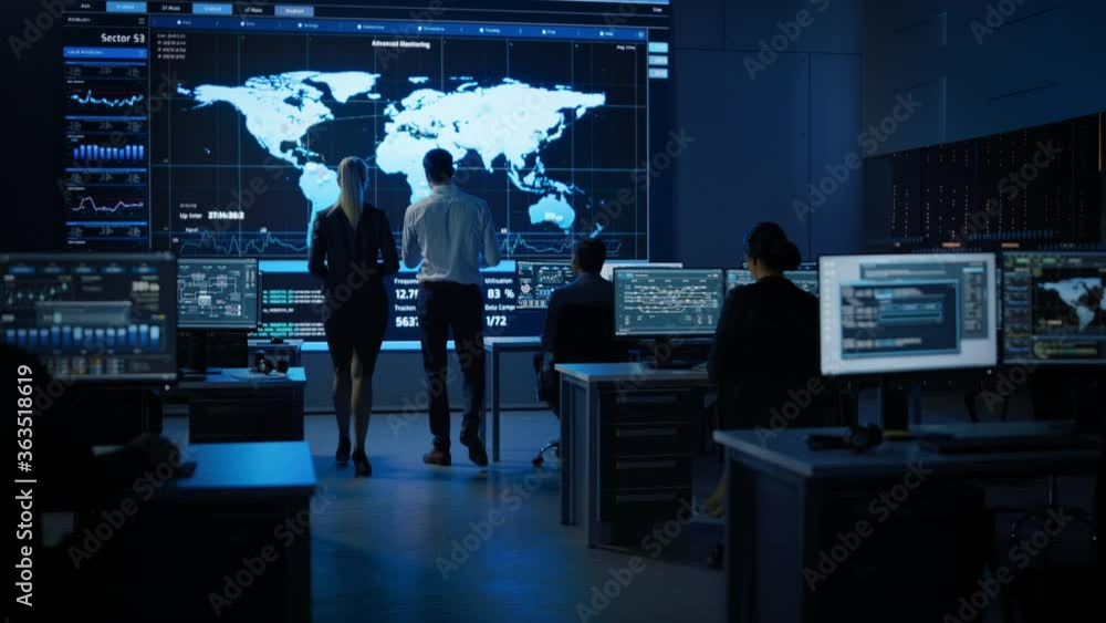 Aufkleber Project Manager Uses Digital Tablet Talks with Computer Scientist Looks at Big Screen Display Showing Infographics Global World Map Data.Telecommunications Control Control Room with People Working