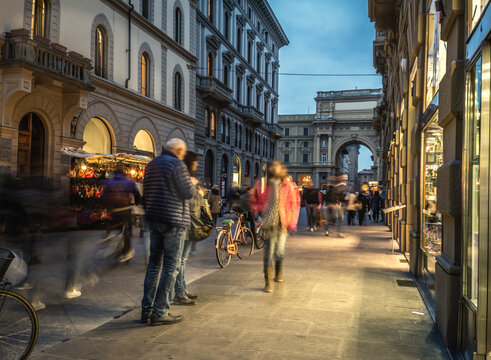 Fototapeta People in Florence shopping streets at night