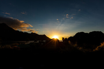 coucher de soleil dans la Baie d'Opunohu à Moorea