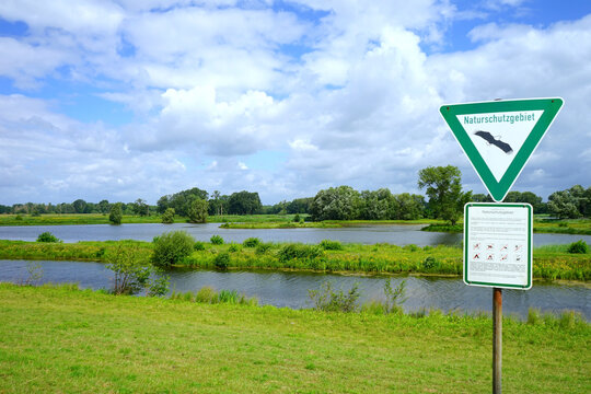 Naturschutzgebiet: Steinhorster Becken mit Hinweisschild im Sommer, Kreis G&uuml;tersloh, Kreis Paderborn, Ostwestfalen-Lippe
