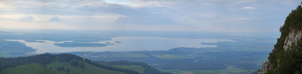 Fototapeta premium Chiemsee-Panorama am Abend aus den Bergen