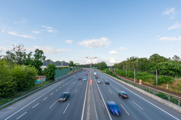 Ruch uliczny na drodze w dobra pogodę. © FOTOGRAFJD