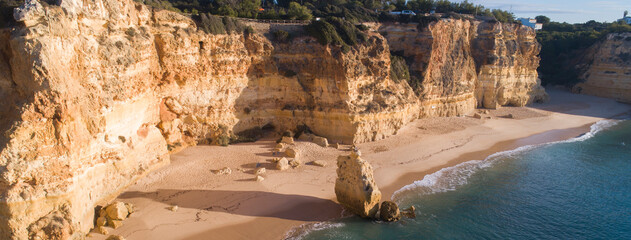 Costa del Algarve, Portugal, a vista de drone.