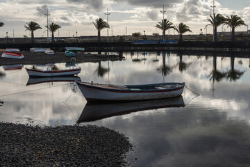 kleiner Hafen mit Fischerbooten in Arrecife