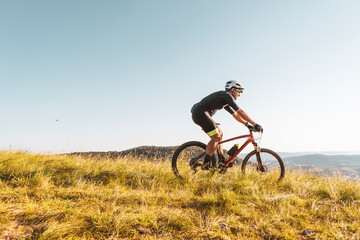 Obraz na płótnie Canvas Man riding his mountain bike outdoor in nature