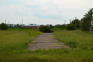 Rural area, the path is short of concrete slabs.