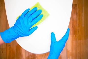 新型コロナウイルス感染防止対策として洋式トイレの蓋を除菌する