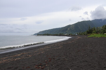 Fototapeta na wymiar Plage de sable noir à Tahiti, Polynésie française