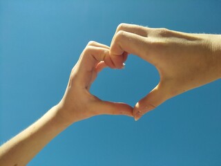 coeur avec les mains avec comme fond le ciel sans retouches