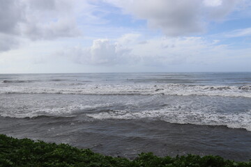Vagues et écumes sur le littoral de Tahiti, Polynésie française	