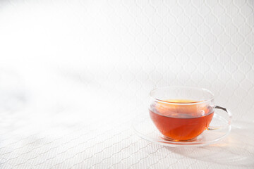 透明グラスに入ったノンカフェインのルイボスティー。