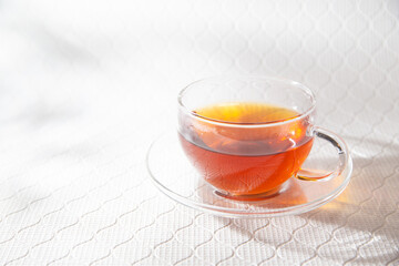透明グラスに入ったノンカフェインのルイボスティー。