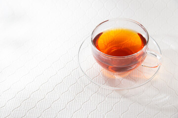 透明グラスに入ったノンカフェインのルイボスティー。