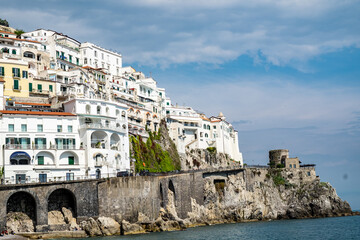 Gesamtansicht des italienischen Küstenortes Amalfi