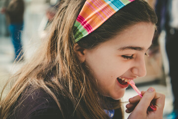 Mädchen hat großen Spaß beim Eis essen