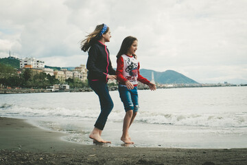 Mädchen spielen am Strand von Salerno in Italien