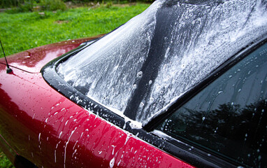 cleaning and washing the hinged top of the cabriolet roof with a cleaning agent with foam.
