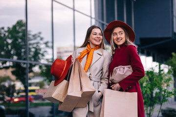 Obraz premium Friends are happy shopping, walking near shopping centers