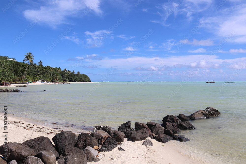 Wall mural Rochers sur une plage à Maupiti, Polynésie française	