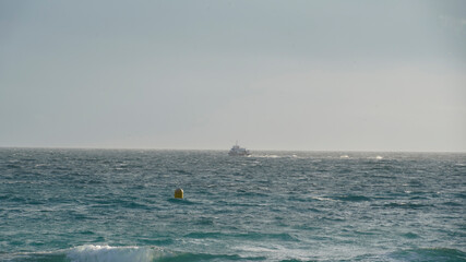 Die Bojen weisen den Weg. Massiv de l'Esterel an einem Fr&uuml;hlingstag.