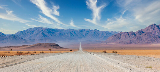 Onverharde weg en prachtig landschap in Namibië