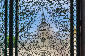 Kunstvoll verziertes Fenster im Königspalast von Phnom Penh in Kambodscha