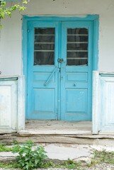 Fototapeta na wymiar Old wooden door made of wood in a rustic house.