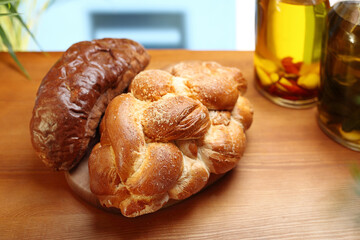 Challah, yeast bread.
Traditional bread of Jewish cuisine.