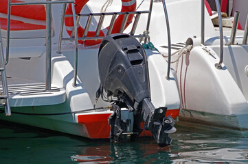 boat propellers on hub of outboard motor