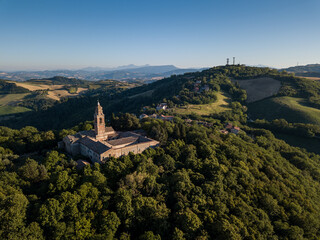 vista aerea del santuario del beato sante a Mombaroccio sulle colline di Pesaro marche Italia