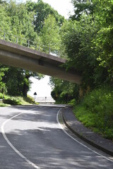 kurvige Straße durch zwei Eisenbahnunterführungen