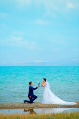 Fototapeta na wymiar Couples take wedding photos by the sea and by the lake.